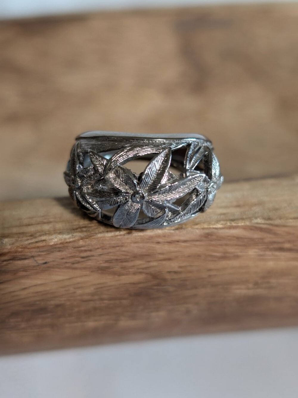 Vintage Silver Tone Open Work Leaf Floral Theme Ring Size 6